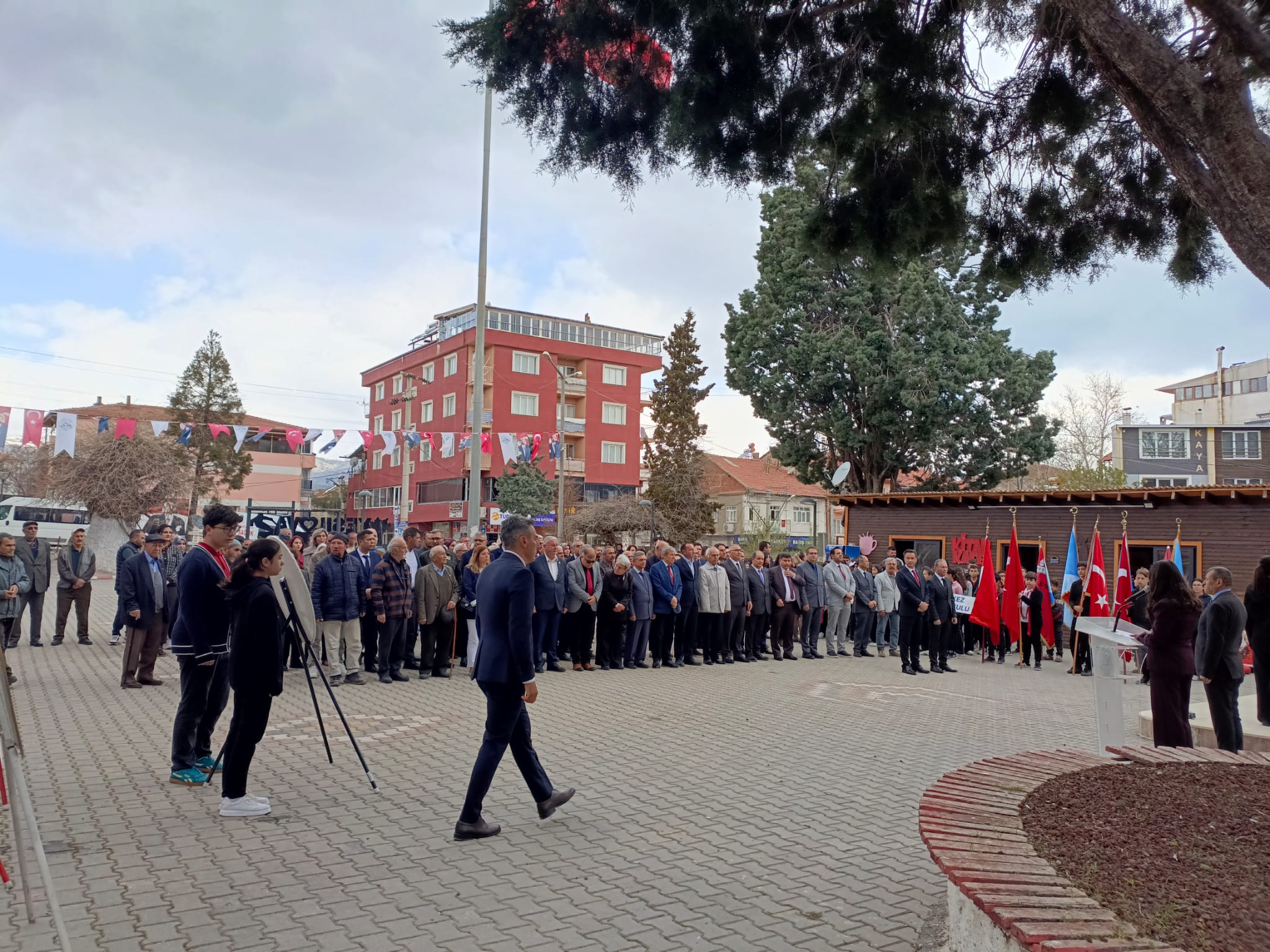 CUMHURİYET MEYDANINDA 23 NİSAN  PROTOKOLÜ