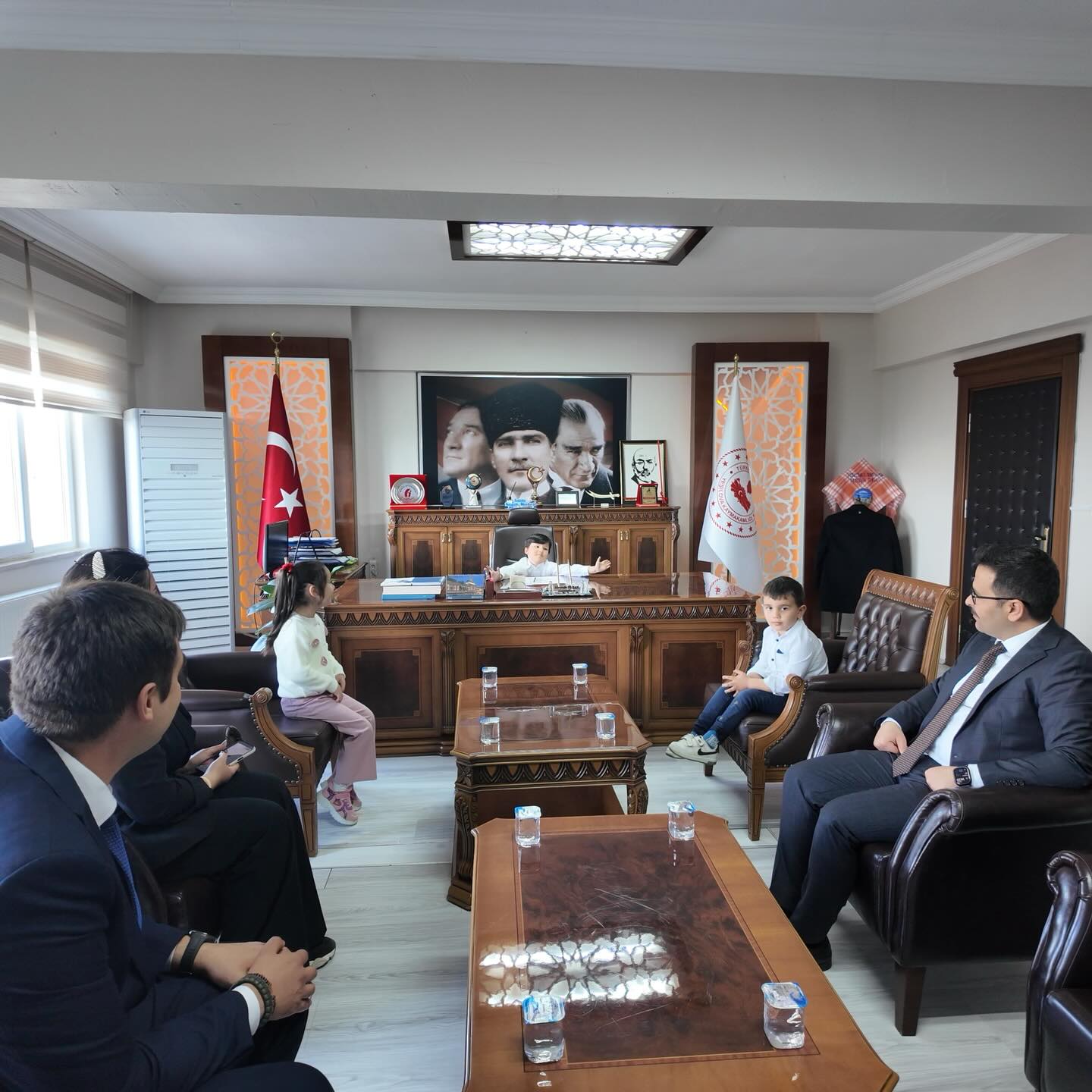 Kaymakam Makamını Miniklere Bıraktı